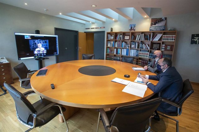 El conselleiro de Sanidade, Julio García Comesaña, en una reunión con los colegios de médicos sobre el plan de vacunación frente al Covid