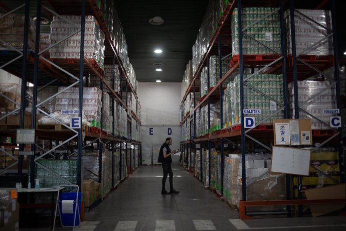 Un operario realiza un registro en el Banc dels Aliments de Barcelona, Catalunya (España), 23 de octubre de 2020.