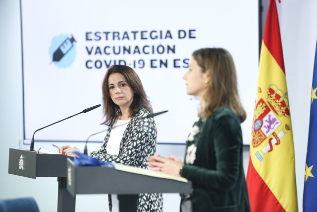 (i-d) La Secretaria de Estado de Sanidad, Silvia Calzón, y la directora de la Agencia Española de Medicamentos y Productos Sanitarios, María Jesús Lamas, durante una rueda de prensa en Moncloa, en Madrid (España), a 21 de diciembre de 2020. 

