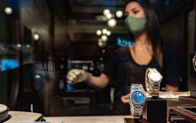 Una joyería cierra a  las seis de la tarde cumpliendo con el BOJA que ordena el cierre de todos los  establecimientos  no  considerados esenciales a esa hora . Sevilla a 10 de noviembre 2020