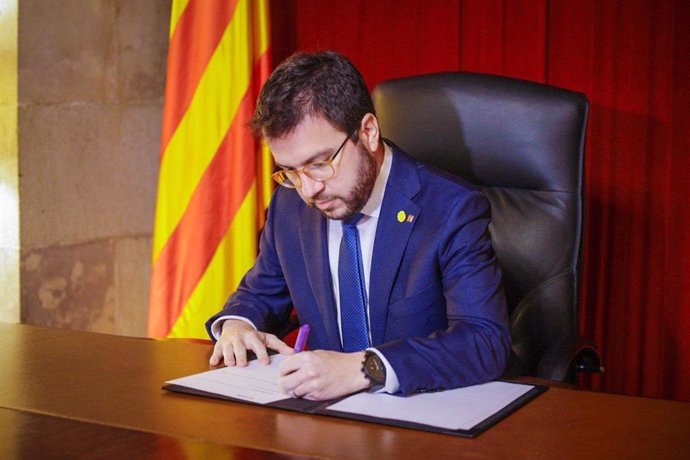 El vicepresident de la Generalitat, Pere Aragons, signa el decret de convocatria d'eleccions pel 14 de febrer.