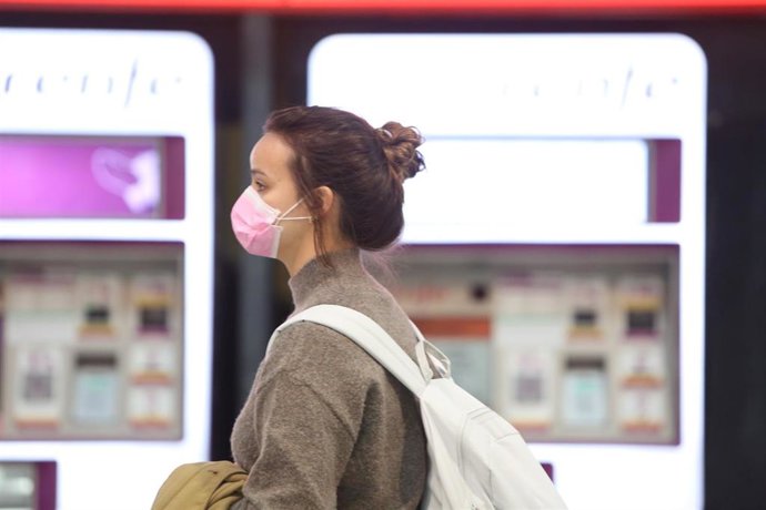 Una viajera con mascarilla en la estación de Atocha