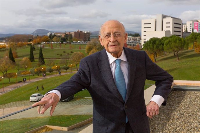 El profesor Francisco Ponz posando en el campus para una entrevista de la revista Nuestro Tiempo realizada con motivo de su 100 cumpleaños.