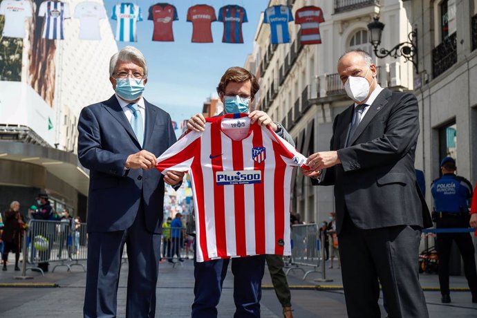 El presidente del Atlético de Madrid, Enrique Cerezo, y el de LaLiga, Javier Tebas, junto al alcalde de Madrid, José Luis Martínez-Almeida, presentan 'Volver es ganar'