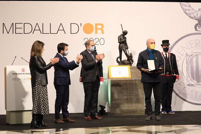 Meritxell Budó, Pere Aragons i Quim Torra lliuren la Medalla d'Or de la Generalitat a Lluís Llach.