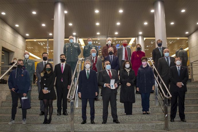 Grande-Marlaska impone las medallas de 2020 al Mérito de la Seguridad Vial