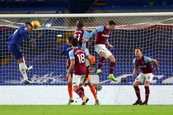 Thiago Silva cabecea a la red el 1-0 en el Chelsea-West Ham United de la Premier League 2020-2021