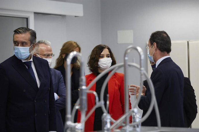 La presidenta de la Comunidad de Madrid, Isabel Díaz Ayuso (centro), acompañada del consejero de Justicia, Interior y Víctimas, Enrique López (1i), durante su visita a la nueva sede del Instituto de Medicina Legal y Ciencias Forenses, en Madrid (España).