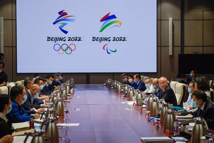 Imagen de archivo de oficiales chinos debatiendo la próxima celebración de las Olímpiadas de Invierno en Pekín en 2022.