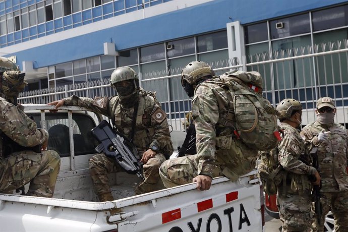 17 March 2020, Peru, Lima: Peruvian army patrol at the second day of mandatory quarantine after Coronavirus (COVID-19) health alert in Lima. Peru close its borders and called on citizens to self-quarantine for 15 days to curb the spread of coronavirus. 