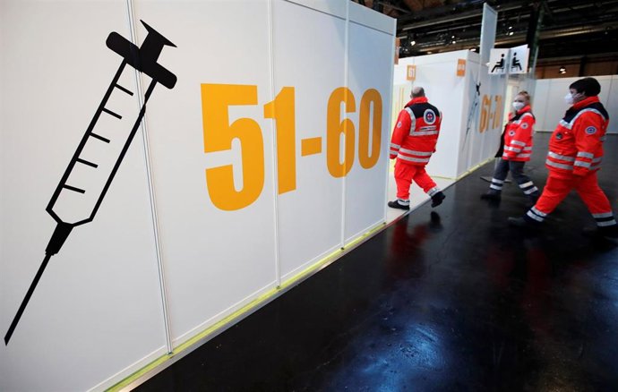 Empleados de Cruz Roja en un centro de vacunación contra el coronavirus en Berlín