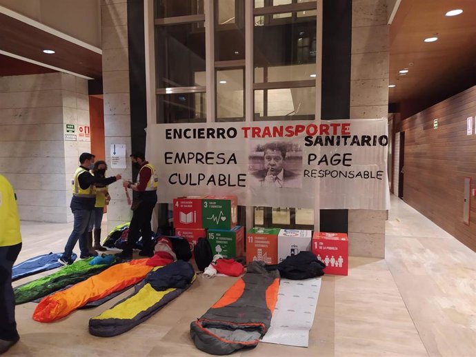 Delegados/as sindicales del Transporte Sanitario de la UTE Ambulancias Cuenca se encierran con sacos de dormir en la consejería de Sanidad .