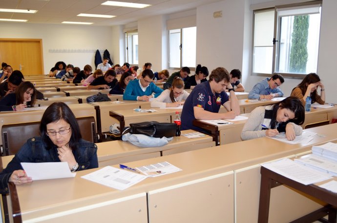 Estudiantes mayores, exámenes, pruebas, universidad