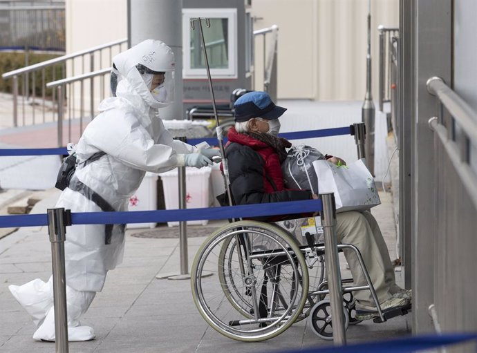 Personal médico traslada a un paciente con coronavirus a las instalaciones de un hospital de Seúl, Corea del Sur.