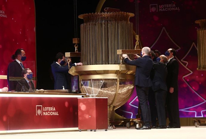 Varias personas comprueban las bolas del Sorteo antes de la celebración del Sorteo Extraordinario de la Lotería de Navidad 2020 en el Teatro Real de Madrid.