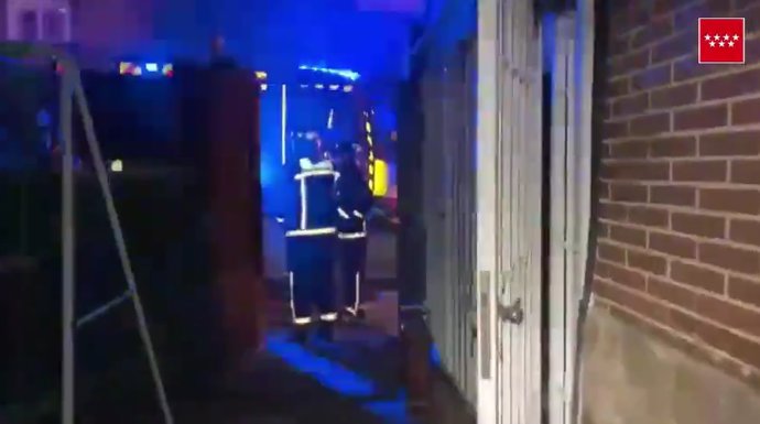 Tres intoxicados en el incendio de un chalé en Humanes
