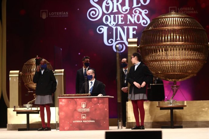 Dos de las niñas de la residencia de San Ildefonso cantan uno de premios de la Lotería de Navidad, durante la celebración del Sorteo Extraordinario de la Lotería de Navidad 2020 en el Teatro Real de Madrid (España), a 22 de diciembre de 2020.