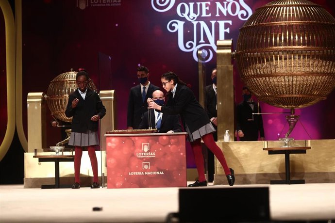 Dos de las niñas de la residencia de San Ildefonso cantan uno de premios de la Lotería de Navidad, durante la celebración del Sorteo Extraordinario de la Lotería de Navidad 2020 en el Teatro Real de Madrid (España), a 22 de diciembre de 2020.