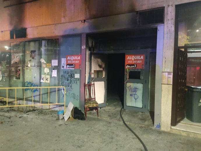 Exterior del local comercial afectado por el fuego.