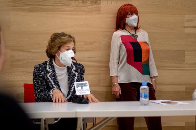 Julia Navarro amadrina la mascarilla solidaria homologada 'La esperanza vuela'