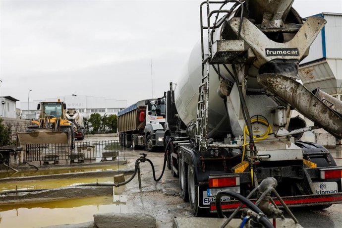 Una hormigonera trabaja en una empresa de hormigón del Polígono Industrial Prado Overa
