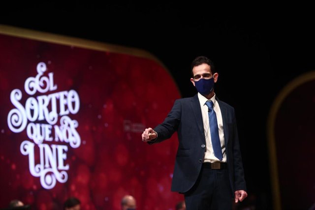 Un hombre durante la celebración del Sorteo Extraordinario de la Lotería de Navidad 2020 en el Teatro Real de Madrid (España), a 22 de diciembre de 2020.