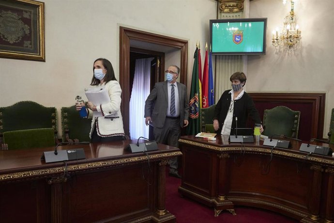 (I-D) La teniente de alcalde y concejala delegada de Servicios Generales en el Ayuntamiento de Pamplona, María Echávarri; el alcalde de Pamplona, Enrique Maya; y la teniente de alcalde y concejala de Gobierno Estratégico, Comercio y Turismo, Ana Elizald