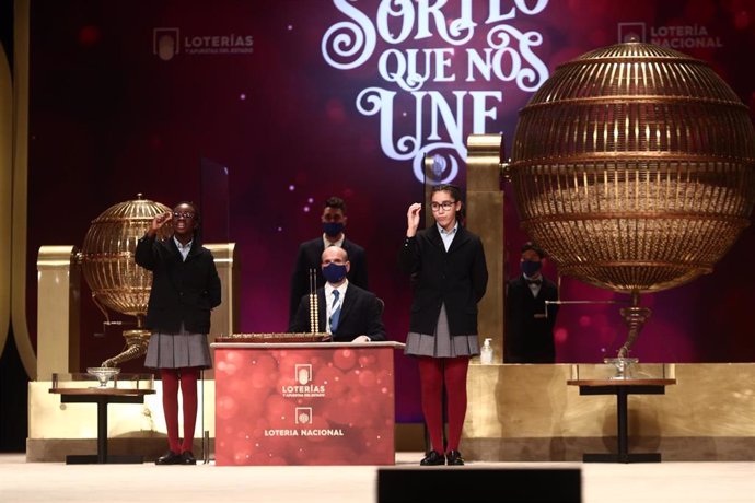 Dos de las niñas de la residencia de San Ildefonso cantan dos de los quintos premios de la Lotería de Navidad, el `86.986 y el `37.023 durante la celebración del Sorteo Extraordinario de la Lotería de Navidad 2020 en el Teatro Real de Madrid (España), a
