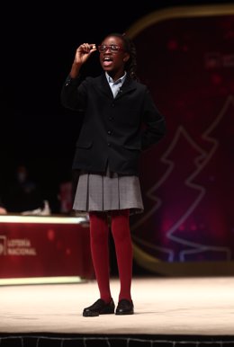 Una de las niñas de la residencia de San Ildefonso canta dos de los quintos premios de la Lotería de Navidad, el `86.986 y el `37.023 durante la celebración del Sorteo Extraordinario de la Lotería de Navidad 2020 en el Teatro Real de Madrid (España), a 