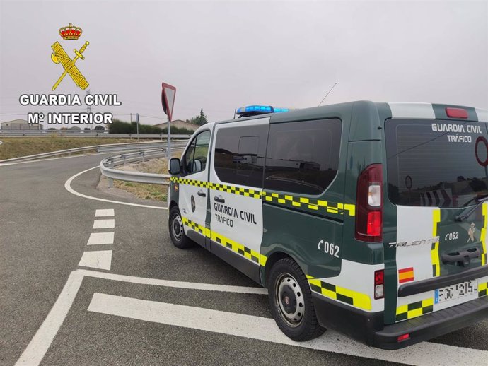 La Guardia Civil investiga al conductor de un turismo que cuadriplicó la tasa de alcoholemia.