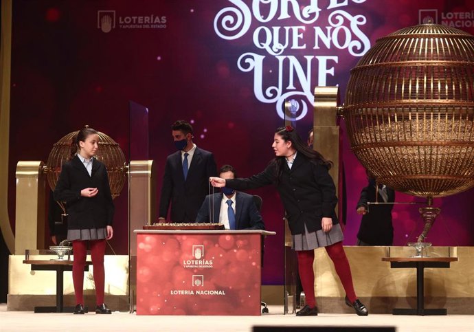 Dos de las niñas de la residencia de San Ildefonso cantan alguno de los premios durante la celebración del Sorteo Extraordinario de la Lotería de Navidad 2020 en el Teatro Real de Madrid (España), a 22 de diciembre de 2020.