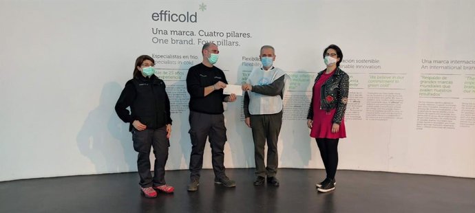 Entrega de la donación por la plantilla de Efficold y la propia empresa al Banco de Alimentos de Lucena.