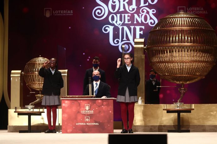 Dos de las niñas de la residencia de San Ildefonso cantan dos de los quintos premios de la Lotería de Navidad, el `86.986 y el `37.023 Sorteo Extraordinario de la Lotería de Navidad 2020 en el Teatro Real de Madrid (España), a 22 de diciembre de 2020.