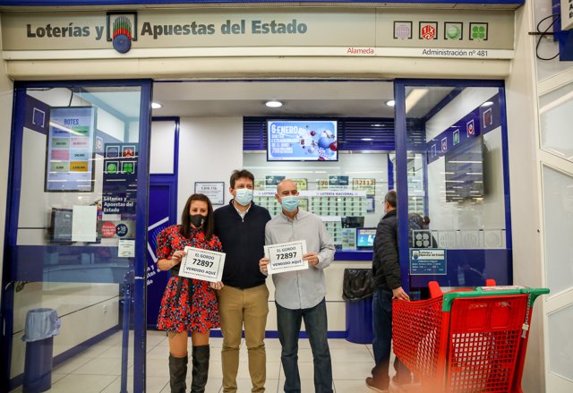 Tres loteros posan con `El Gordo en la administración de lotería situada en la calle Vinateros