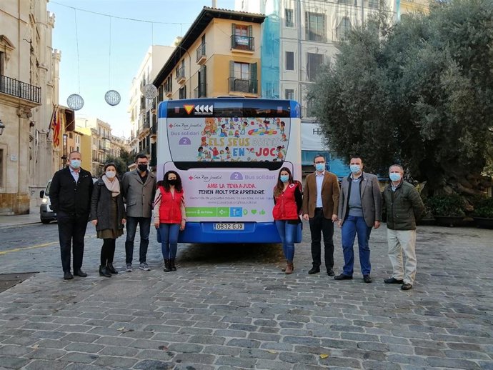 Presentación del 'bus solidario' que colaborará este miércoles con la campaña de recogida de juguetes de Creu Roja.