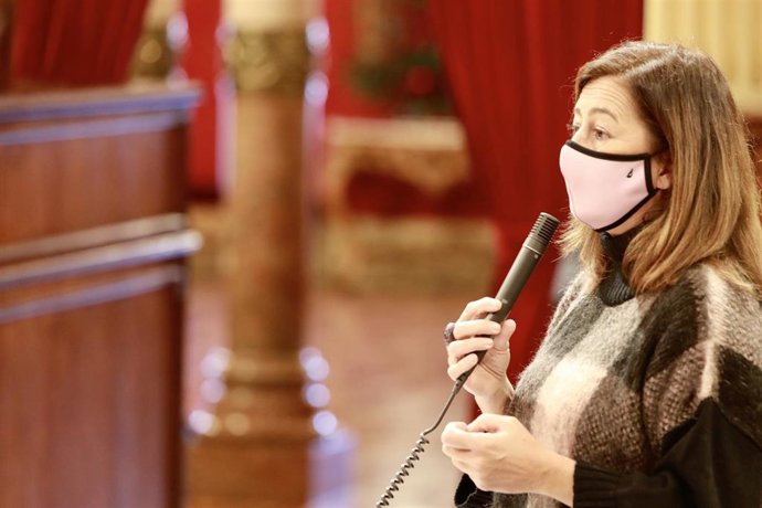 La presidenta del Govern, Francina Armengol, durante el pleno del Parlament. 