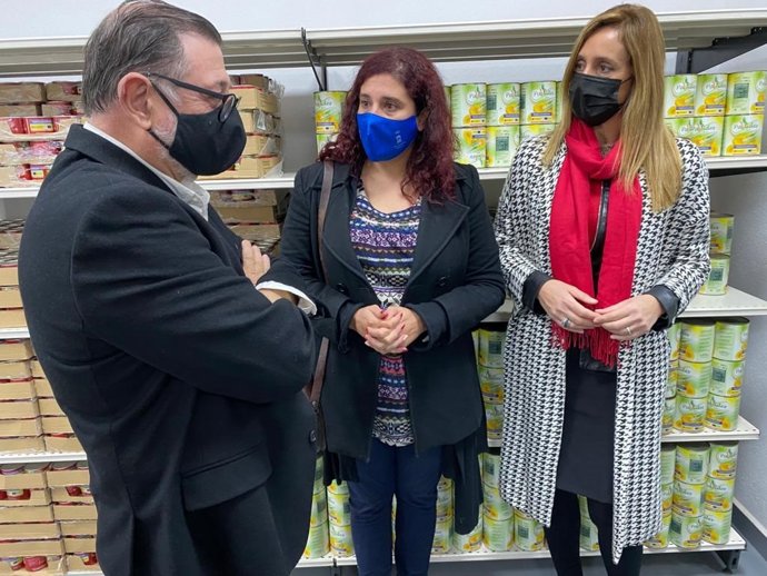 La concejal de Derechos Sociales, Pilar Torres, ha visitado el economato que tiene Cáritas en el Barrio del Carmen de Murcia