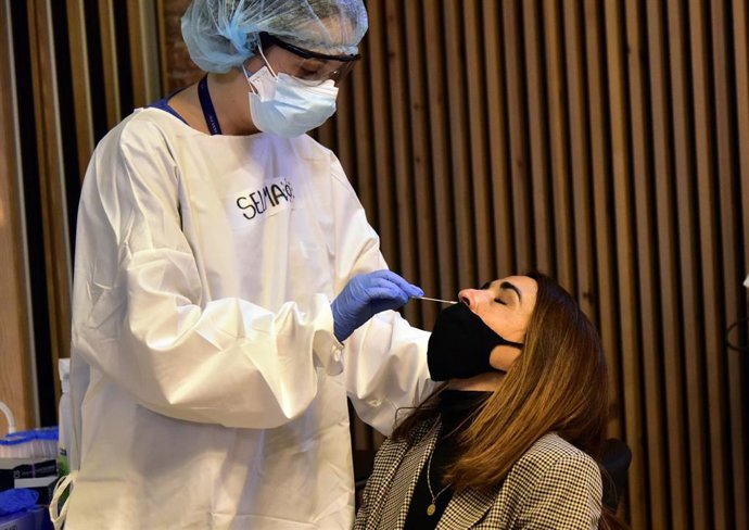 Realización de test de antígenos de detección del COVID-19 en el Recinto Modernista del Hospital de Sant Pau para en Barcelona, Catalunya (España), a 10 de diciembre de 2020. El departamento de salud de la Generalitat inició hace diez días cribados inte