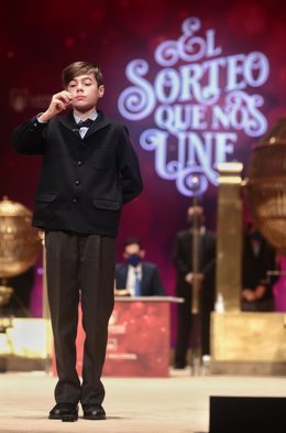 Uno de los niños de la residencia de San Ildefonso, Unai Barón Maldonado canta el cuarto premio de la Lotería de Navidad, el `75.981  y uno de los quintos premios `28.674 durante la celebración del Sorteo Extraordinario de la Lotería de Navidad 2020 en 