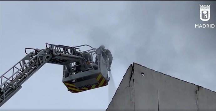 Arde sin heridos la cubierta de un edificio del Paseo de Extremadura