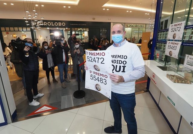 El titular de la administración 'La rana de oro', en Arroyo de la Encomineda (Valladolid), Luis Vázquez, que ha repartido un tercer y un quinto permio.