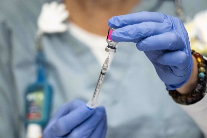 15 December 2020, US, Ann Arbor: A health care worker prepares a syringe containing the Pfizer/Biontech vaccine at the University of Michigan Hospital. Photo: Dominick Sokotoff/ZUMA Wire/dpa