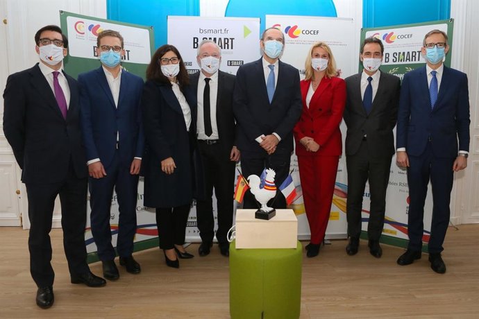 Participantes en la gala de los premios COCEF, entre los que se encuentra Víctor Granero, director de la sucursal de CaixaBank en Francia