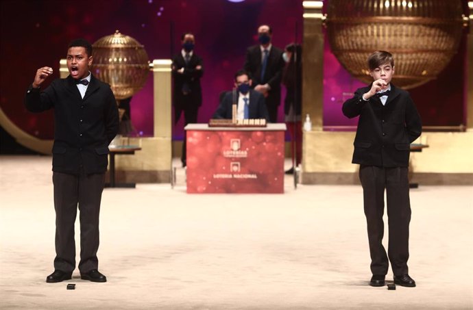 Dos de los niños de la residencia de San Ildefonso, Alexander René Herrera (i) y Unai Barón Maldonado (d) cantan el `Gordo de la Lotería de Navidad, el `72.897, durante la celebración del Sorteo Extraordinario de la Lotería de Navidad 2020.