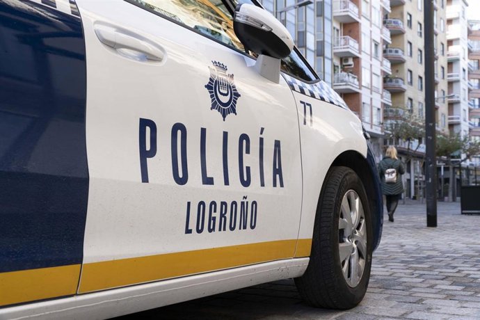 Un coche de la Policía Local de Logroño durante el primer día de reapertura de la hostelería en la ciudad, en Logroño (España), a 29 de noviembre de 2020. 