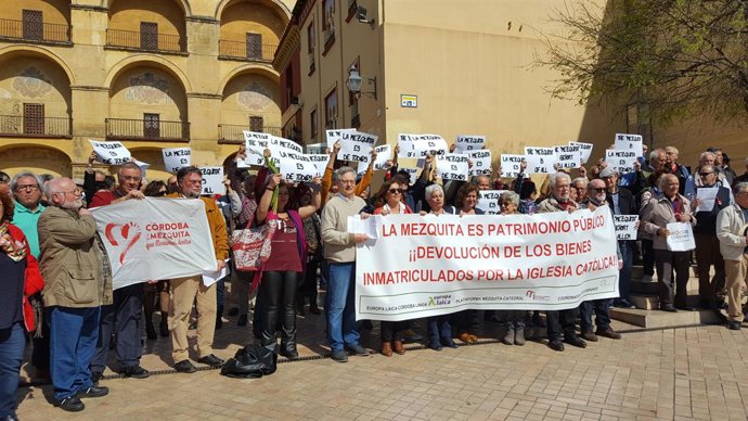 Concentració d'Europa Laica davant la mesquita de Crdova.