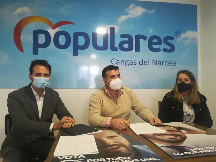 Los diputados del Partido Popular por la circunscripción occidental, Álvaro Queipo y Cristina Vega, en Cangas del Narcea.