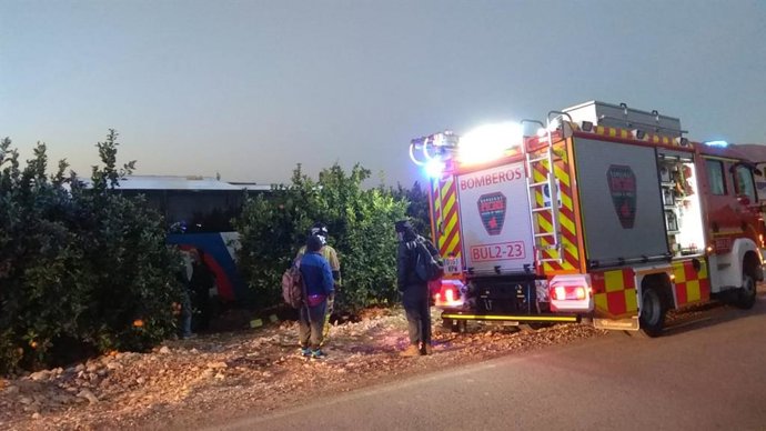 Los bomberos auxilian a los ocupantes del autobús tras sufrir un accidente