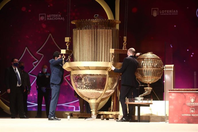 Prueba de las bolas del bombo antes de comenzar la celebración del Sorteo Extraordinario de la Lotería de Navidad 2020 en el Teatro Real de Madrid.