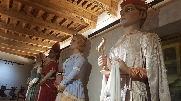 Exposición de gigantes en Civivox Condestable